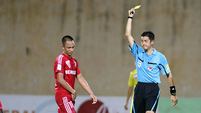 Trọng tài người Nhật Bản Takuto Okabe điều khiển trận đấu giữa Hà Nội T&T và B.Bình Dương tại V.League. Ảnh: VSI