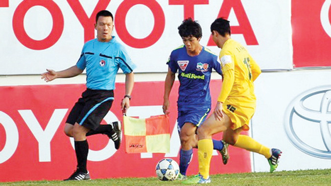 Một pha bóng trong trận HAGL gặp Thanh Hóa