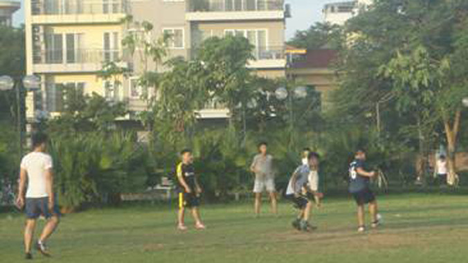 'Sân bóng' bên hồ Tây