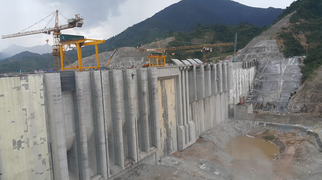 Thủy điện Lai Châu trước giờ làm lễ dẫn dòng, đóng cống đập xả sáng nay. Ảnh: T.D