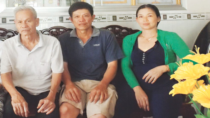Cụ Tới (bìa trái) cùng cha mẹ Ánh Viên