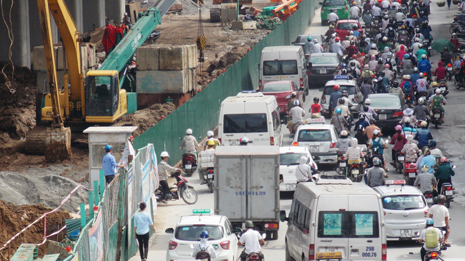 Hàng rào tại công trường hầm chui Thanh Xuân hướng Ngã Tư Sở dài gần nửa kilômét hết phép gây ùn tắc giao thông sáng 23/9. Ảnh: Trọng Đảng