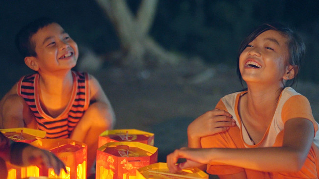 Trẻ em chơi đèn kéo quân. Ảnh: Tuấn Anh