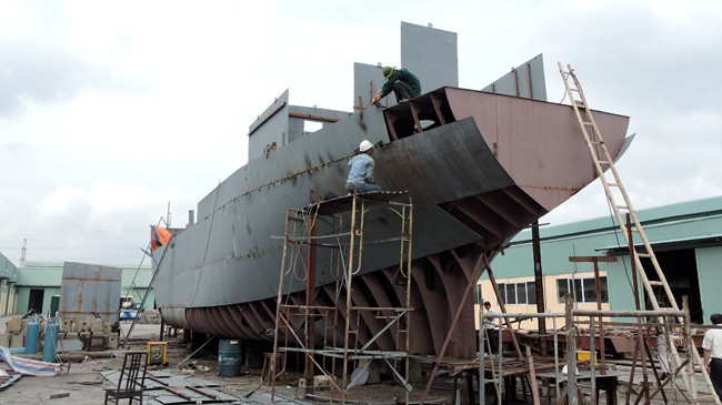 Tàu dịch vụ hậu cần nghề cá của ông Nguyễn Xiêm đang chậm tiến độ vì giải ngân nhỏ giọt