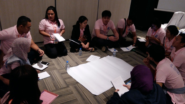 Đại diện các đoàn tham gia thảo luận chủ đề “Thống nhất, đoàn kết trong đa dạng văn hóa”. Ảnh: Bình Giang