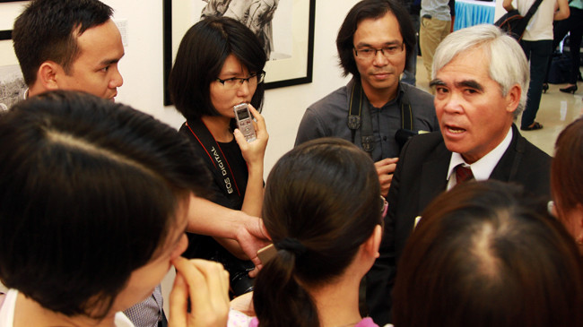 Nick Ut kiên nhẫn trước dòng câu hỏi bất tận của phóng viên Hà Nội. Ảnh: N.M.Hà