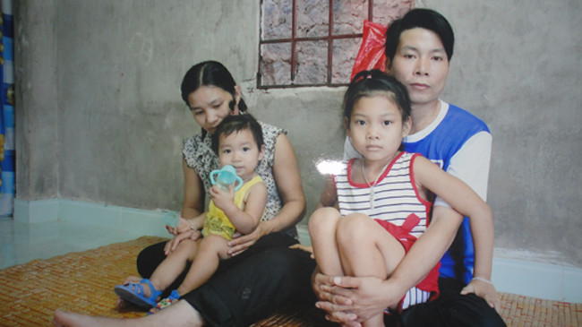 Vợ chồng anh Khiêm và hai con