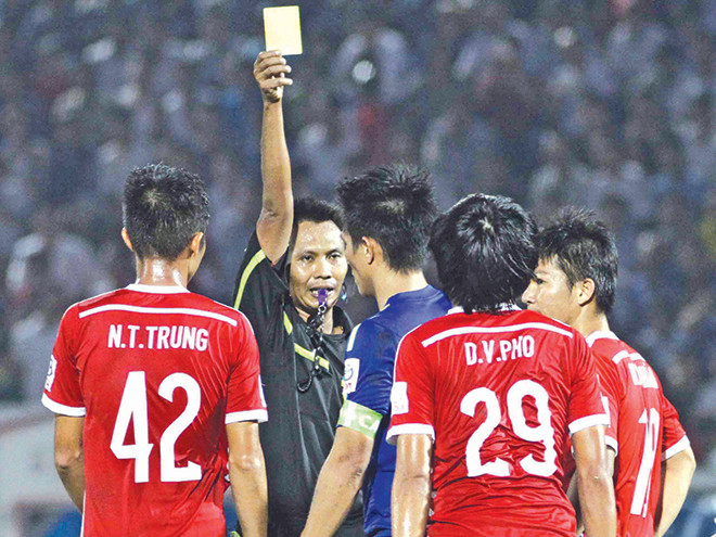 Trọng tài người Thái Lan Mongkolchai Pechsri đã điều hành tốt trận chung kết ngược giữa Đồng Nai và HA.GL cuối tuần qua. Ảnh: VSI