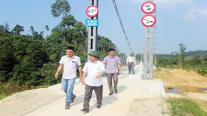 Ông Phó Giám đốc Sở GTVT Hà Tĩnh (đội mũ cối) mời PV đi kiểm tra thực tế nhưng lại bỏ cuộc giữa chừng. Ảnh: Minh Thùy