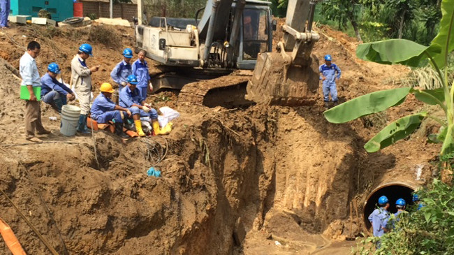 Hiện trường đường ống nước sông Đà vỡ lần thứ 13. Ảnh: Tú Anh