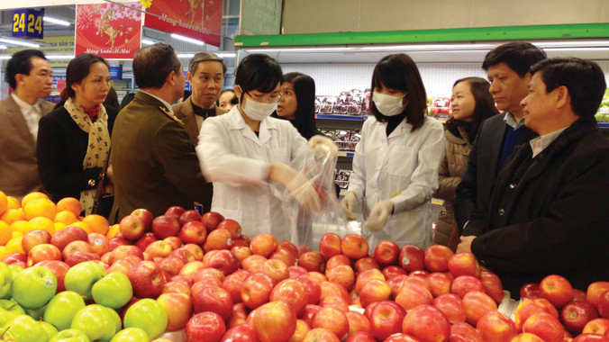 Đoàn thanh tra kiểm tra các mặt hàng tại siêu thị Metro Thăng Long, Hà Nội
