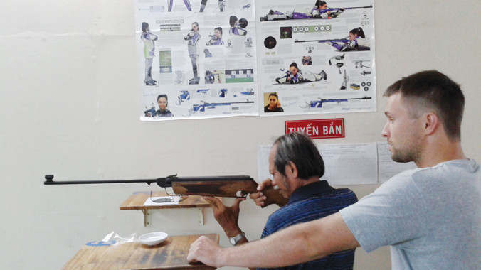 Nhiều du khách nước ngoài cũng tham gia tập luyện