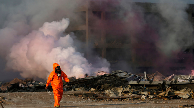 Một lính cứu hỏa tại hiện trường vụ nổ ở Thiên Tân. Hôm qua, 17 lính cứu hỏa thiệt mạng khi đang làm nhiệm vụ. Ảnh: Xinhua