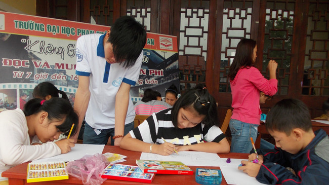 Vẽ tranh về môi trường. Ảnh: Nguyễn Trang