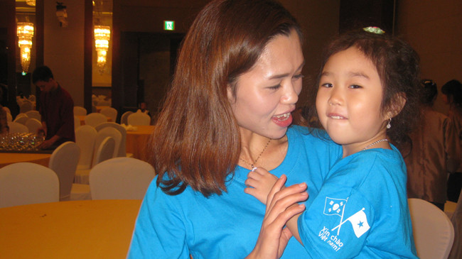 Chị Bùi Thị Kim Anh hạnh phúc bên con gái