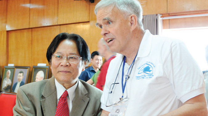 Ông Nguyễn Tâm Chiến, Chủ tịch Hội Việt – Mỹ trao quà lưu niệm cho đại biểu đoàn “Cựu chiến binh vì hòa bình” Mỹ. Ảnh tư liệu