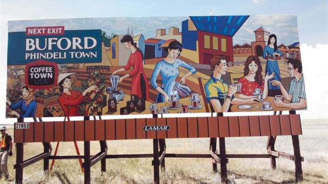 Biển hiệu của thị trấn là PhinDeli với điểm nhấn là cảnh trồng, sản xuất và chế biến cà phê phong cách Việt Nam. Ảnh: P.Đ.N