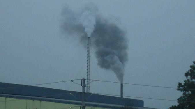 Khói bụi xả ra từ Cty cổ phần Thuận Hưng