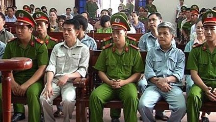 Trần Văn Liêm (áo sáng màu)