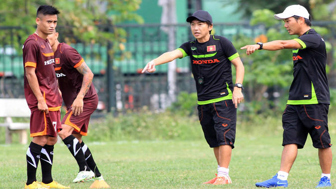 HLV Miura (giữa) dành buổi làm việc đầu tiên cho ĐTQG, dù mục tiêu ưu tiên vẫn là chiến dịch SEA Games 28 cùng ĐT U23. Ảnh: VSI.