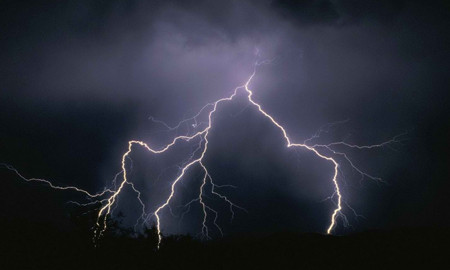 Sét đánh 2 mẹ con tử vong