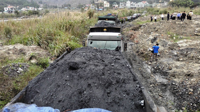 Đoàn xe Howo chở đầy than trái phép bị bắt giữ tại hiện trường