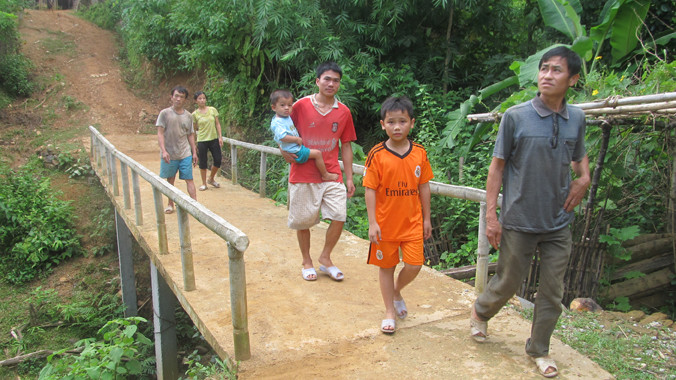 Tự nguyện góp tiền xây cầu cho bản
