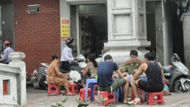 Nhếch nhác trước di tích