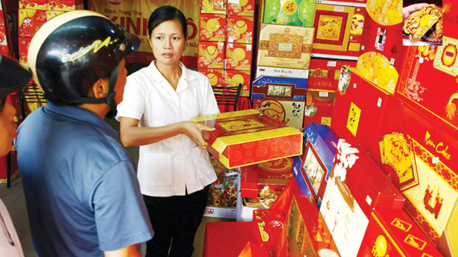 Khách hàng hoang mang trước “ma trận” các loại bánh Trung thu. Ảnh: Hồng Vĩnh