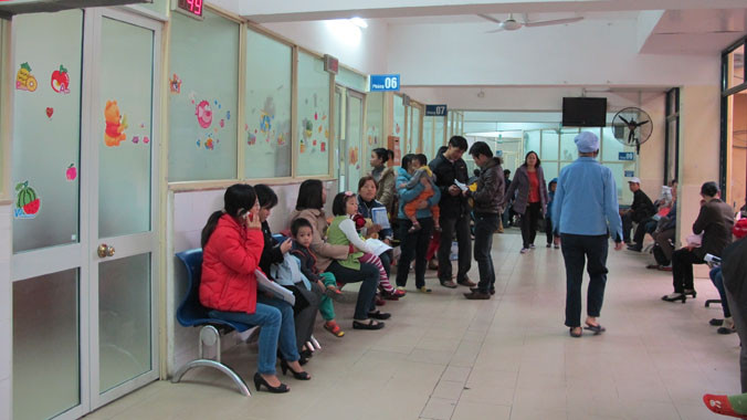 Trời lạnh, các bệnh liên quan đường hô hấp ở trẻ nhỏ gia tăng. Trong ảnh: Bệnh nhi chờ khám tại BV Nhi T.Ư . Ảnh: Thái Hà