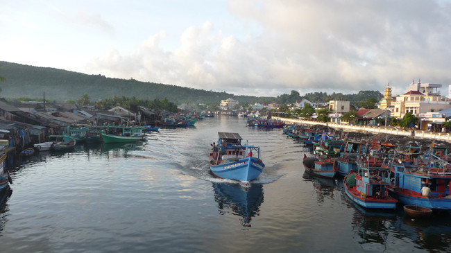 Dòng sông Dương Đông thơ mộng đang bị bức tử