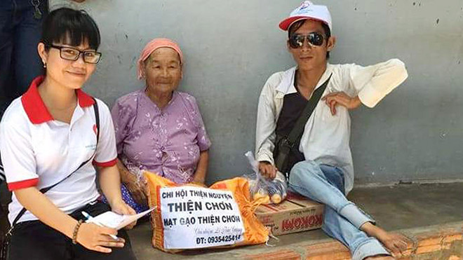 Cường cùng nhóm từ thiện Thiện Chơn tặng quà cho người nghèo