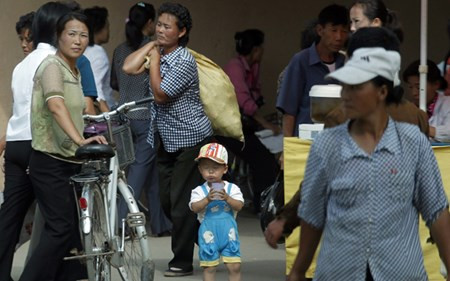 Phụ nữ Triều Tiên bươn trải kiếm tiền trong một khu chợ ở thành phố Razon. 