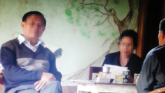 Vợ chồng bà Cúc nhận tiền ký giấy với ông Hoạt