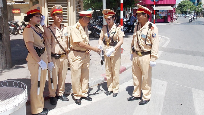 Tặng thưởng nữ cảnh sát tại các chốt giao thông