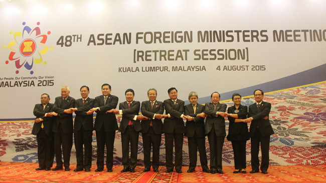 Phó Thủ tướng, Bộ trưởng Ngoại giao Phạm Bình Minh (thứ năm từ trái sang), Tổng Thư ký ASEAN Lê Lương Minh (ngoài cùng bên phải) và các trưởng đoàn chụp ảnh chung tại Phiên họp hẹp AMM-48. Ảnh: TTXVN