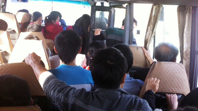 Trên xe kín khách nhưng suốt dọc đường phụ xe 29B-05497 luôn mở cửa, thò đầu ra ngoài vẫy khách. Ảnh hành khách chụp trên cao tốc Cầu Giẽ-Ninh Bình