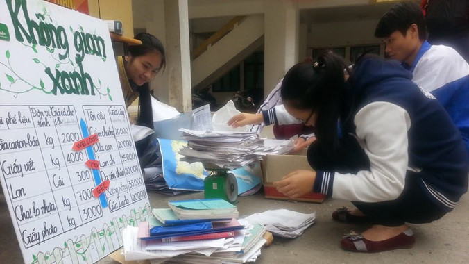 Nhiều sinh viên hào hứng với ý tưởng sáng tạo “đổi giấy lấy cây xanh. Ảnh: CLB cung cấp