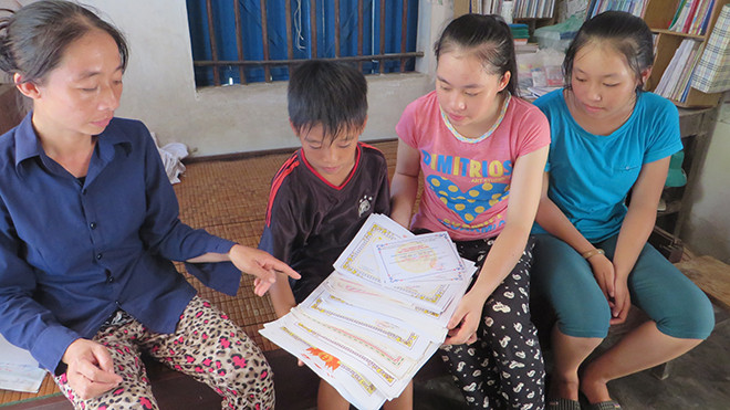 Những tấm giấy khen của con, niềm an ủi của mẹ. Ảnh: Việt Hương