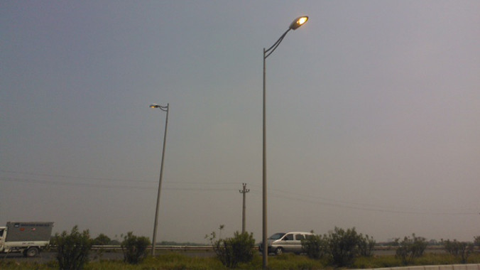 Đèn đường sáng trưng giữa ban ngày