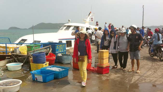 Tàu cao tốc cập cảng Nam Du. Ảnh: Sáu Nghệ 