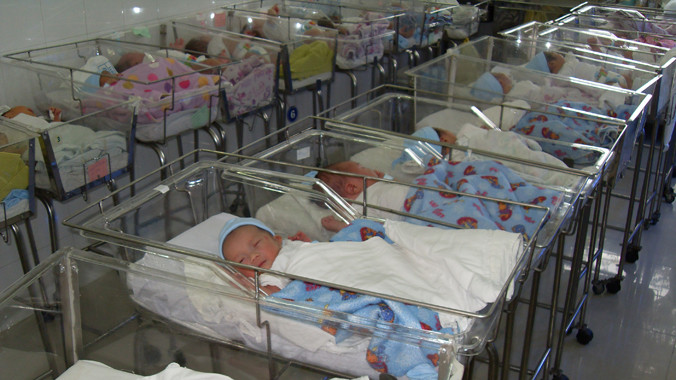 Mang thai hộ đang thu hút nhiều dư luận trái chiều liên quan đến những đứa trẻ sau này. Ảnh minh họa: T.L