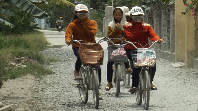 Học sinh phải bịt mũi đi học. Ảnh: Hòa Hội