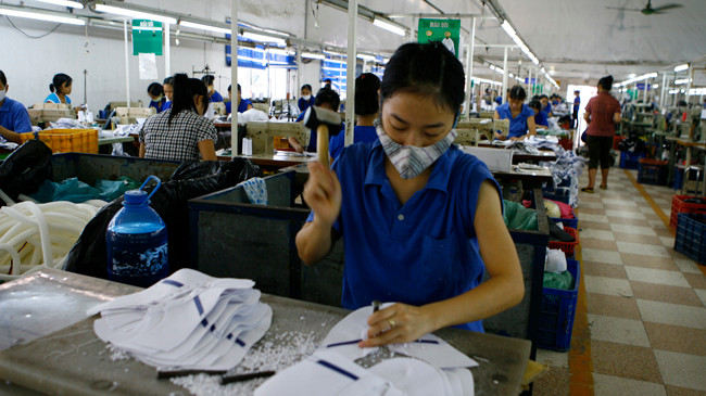 Doanh nghiệp chây ì nợ đọng BHXH, BHYT của người lao động sẽ bị xử lý hình sự. Ảnh: Hồng Vĩnh