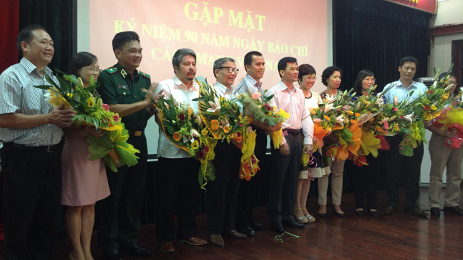 Thứ trưởng, Phó Chủ nhiệm Ủy ban Dân tộc Nông Quốc Tuấn tặng hoa chúc mừng các nhà báo nhân dịp 21/6. Ảnh: N.H.V