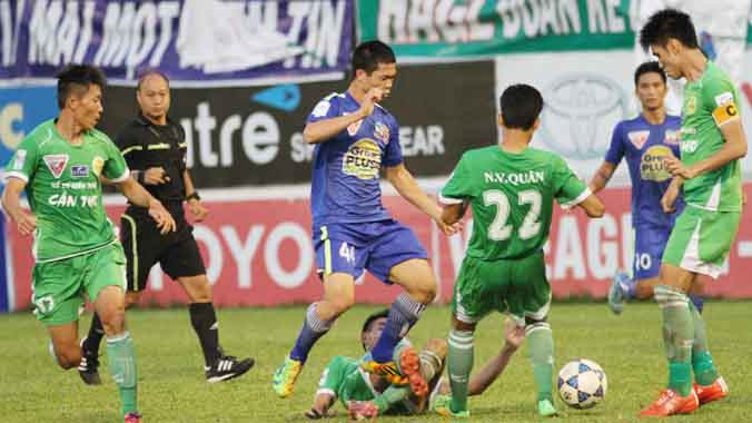 Trong khi HA.GL (giữa) thoát hiểm thành công thì Cần Thơ tiếp tục cuộc đua trụ hạng cho đến vòng cuối cùng. Ảnh: VSI