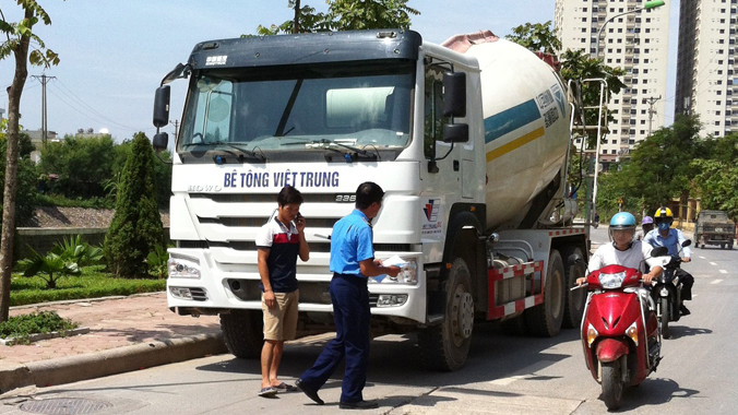Giấy phép vừa được cấp (ảnh nhỏ) quy định chạy ban đêm và đến khu vực Cầu Giấy, nhưng sáng 6/7 xe bồn 29C-46662 biển hiệu Bê tông Việt Trung đã đi vào khu vực Kim Giang, Linh Đàm. Ảnh: Anh Trọng