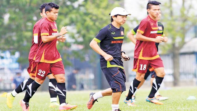 Thầy trò HLV Miura (giữa) tích cực tập luyện để vượt qua thử thách. Ảnh: VSI 