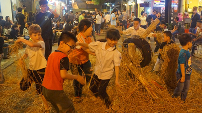 Trẻ em vui chơi trên phố Đào Duy Từ. Ảnh: Dương Lê