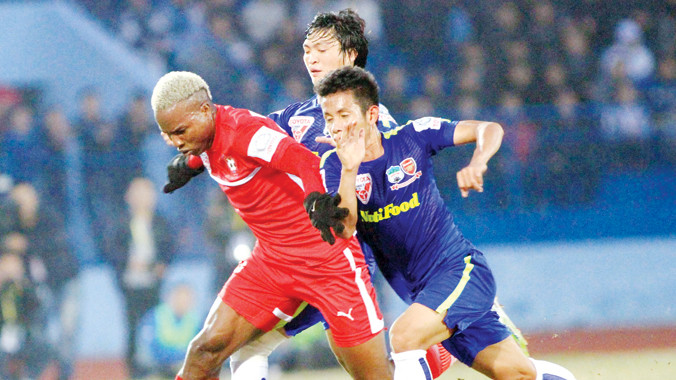 BLV VTV luôn tỏ ra thiên vị, ưu ái khi bình luận các trận đấu của HA.GL (phải). Ảnh: VSI 